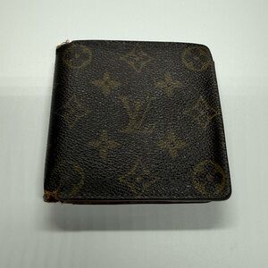 Louis Vuitton Men’s Bifold Monogram Wallet *FLAWED PROJECT PIECE*